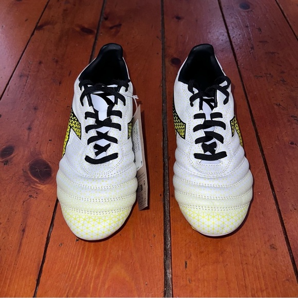 ***NWT*** Diadora White & Neon Yellow Soccer Cleats - Picture 3 of 9